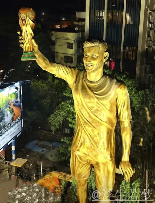 梅西开启印度之旅，加尔各答矗立21米捧杯雕像